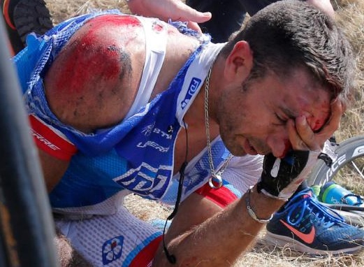 William Bonnet si poranil hlavu v 3. etape TdF 2015 (© vnews.com) bonnet-tdf-2015-zranenie-velka