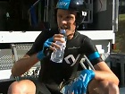 froome-chris-pije-vodu