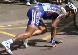 Chavanel vstáva zo zeme po páde pariz-roubaix-chavanel
