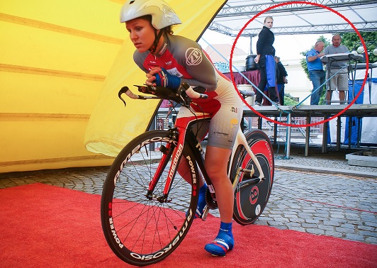 Tereza Medveďová sa pripravuje na časovku, za ňou VIP pódium (foto: C-I.sk) medvedova-za-nou-podium