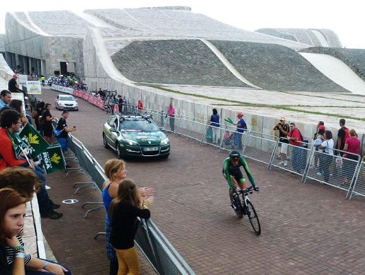 Jazdec Europcaru na trati 21. etapy Vuelty 2014 (foto: Lucia Mušáková) vuelta-lucia-itt