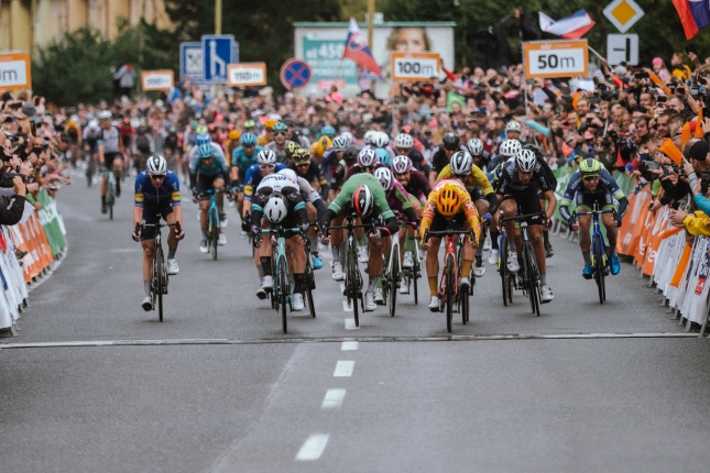 Okolo Slovenska: Tesný šprint v Považskej Bystrici vyhral Halvorsen, Peter Sagan bol tretí a obliekol sa do žltého