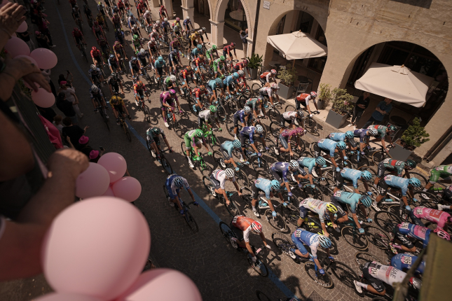 Giro: Po horách prišla idylka a odmena pre špurtérov. Merlier zdolal Daineseho, Milanovci pokazili záver