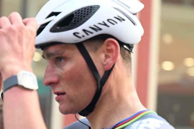 Van der Poel si na horskom bicykli zlomil zápästie