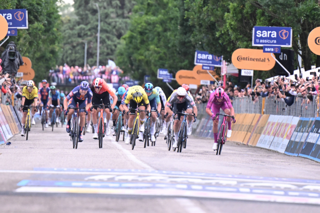Giro: v tranzitnej 12. etape hromadný dojazd a víťazstvo Kooija