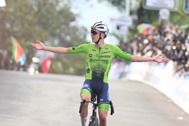 MS: Pogačar suverénne obhájil titul únikom dlhým vyše 100 km, Evenepoel strieborný, Healy bronzový