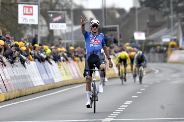 E3 Saxo Classic: V neuveriteľnom finále Van der Poel vyhral aj vďaka hereckému výkonu. Na pódiu aj Visma a UAE