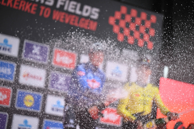 In Flanders Fields 2026: v dramatickom závere sa to spojilo a šprint vyhral Philipsen 