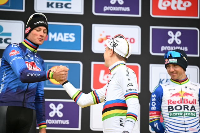 Na Ronde to bola totálna cyklistika - každý sám. Pogačara na pódiu doplnili Van der Poel a Evenepoel