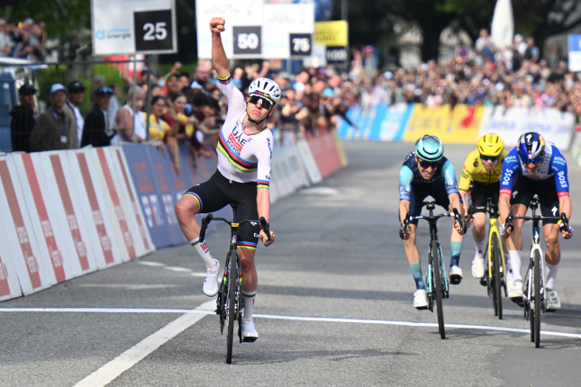 Romandia: Pogačar rozbil preteky už v prvej etape, zvíťazil v šprinte pred Lipowitzom a oblieka sa do žltého dresu