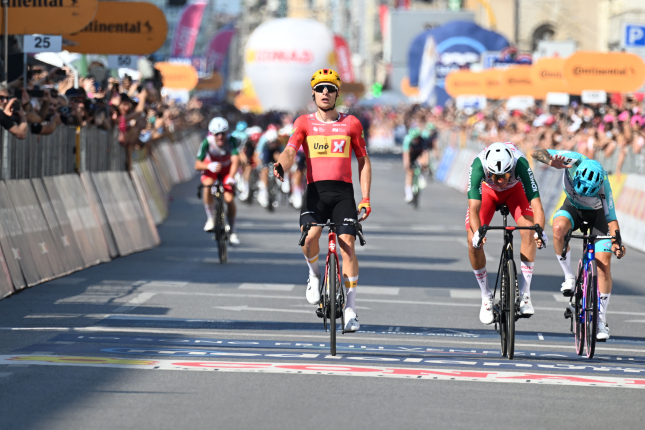 Giro: Druhý týždeň skončil fiaskom šprintérov. Dversnes svojpomocne porazil celý pelotón