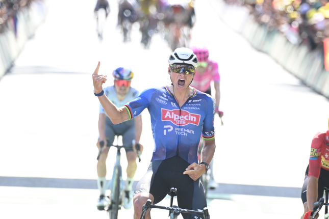 Veľmi výživnú 9. etapu Tour vyhral Van der Poel, Pidcock mu v kopcoch neušiel