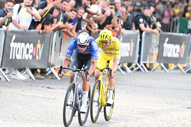 Epický záver Tour: Van der Poel utrhol Pogačara, vyhral tesne pred balíkom, Tadej s piatym triumfom