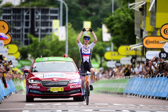 TdF: Matej Mohorič druhýkrát zvíťazil po sólovom útoku, Cavendish sa ku slovu nedostal, GC bez zmien