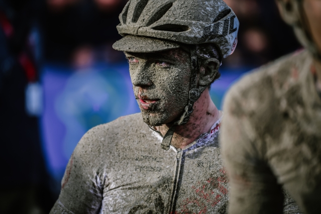 Na Paríž - Roubaix favoritom Van Der Poel, nastúpi aj Van Aert