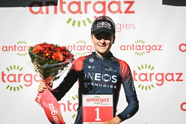 V kráľovskej etape Tour triumfoval Pidcock z úniku, porazil aj Frooma, Vingegaard ustál slabé útoky Pogačara