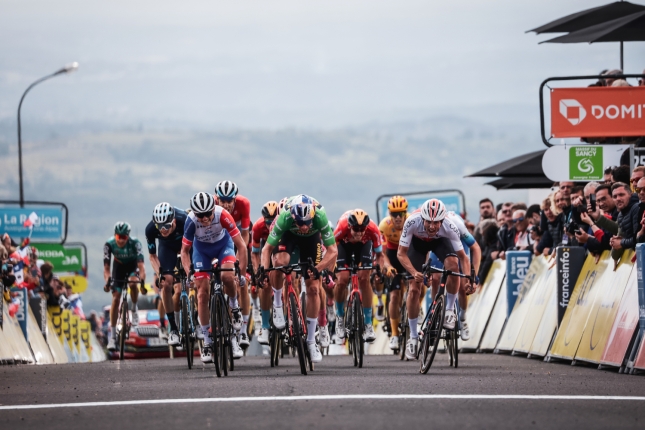 Dauphiné: Utorňajšia etapa favoritov nerozdelila, v špurte Gaudu hodil bicykel pred radujúceho sa Van Aerta