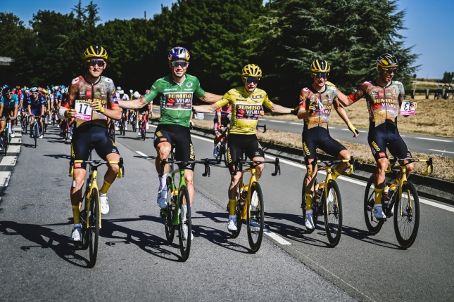 Tour: Philipsen ovládol koncovku na Champs-Élysées, Peter Sagan piaty, van Aert o etapové víťazstvo nebojoval