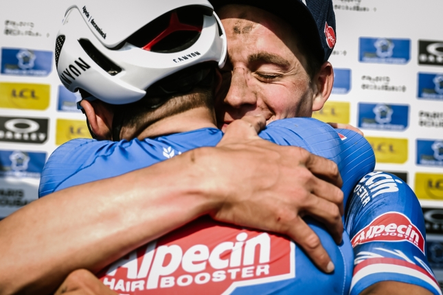 Reakcie po Paríž-Roubaix: Van der Poel nevedel o defekte Van Aerta, Sagan mal otras mozgu