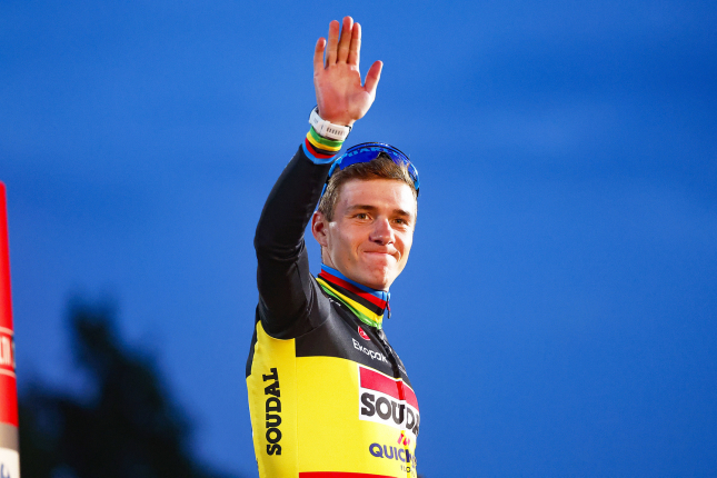 Evenepoel s olympijským zlatom v časovke, zdolal Gannu s Van Aertom, Tarling prišiel o medailu pre výmenu bicykla