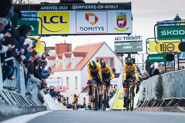Paríž - Nice: Tímovú časovku vyhralo Jumbo - Visma o sekundu pred EF Education, novým lídrom je Cort