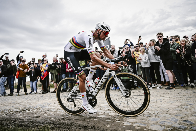 Reakcie na Roubaix: Podľa otca mal Van der Poel všetko vypočítané (+memečka)