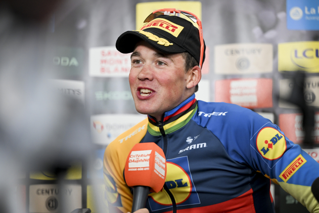 Prvú etapu Dauphiné vyhral Pedersen pred Bennettom, Roglič aj Evenepoel bez straty