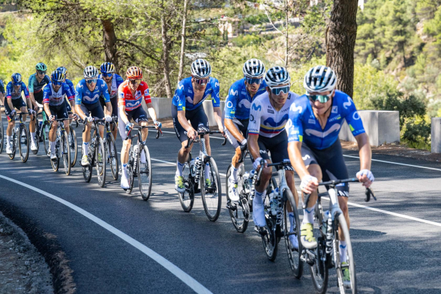 Vuelta: v zvlnenej 10. etape prebieha súboj úniku s balíkom