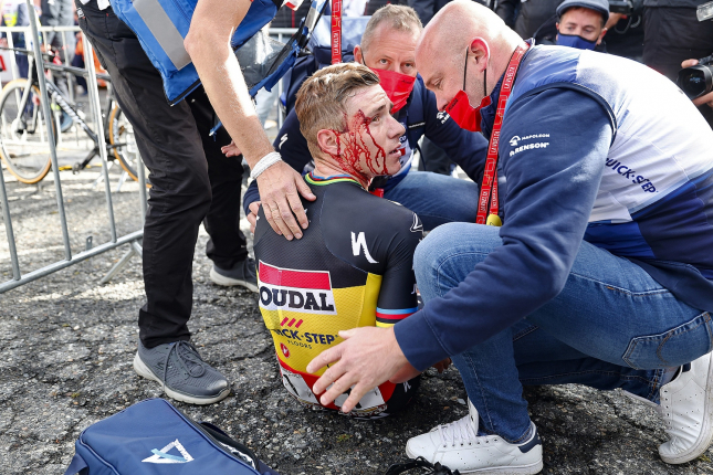 Vingegaard, Evenepoel a Vine so zlomeninami po ťažkom páde v Baskicku