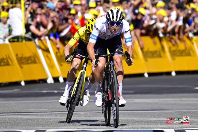 Tour: Pod Mont Blancom sa radoval Poels, Vingegaard si Pogačara postrážil, divák zhodil polovicu pelotónu