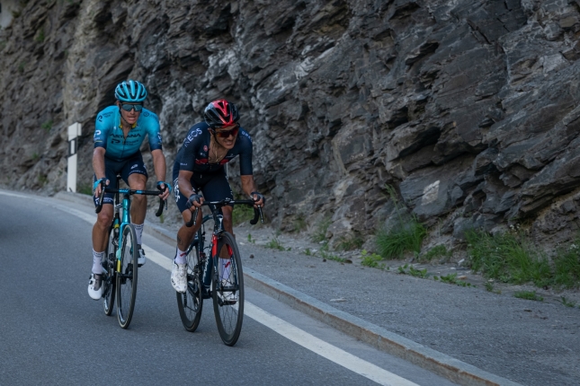 Švajčiarsko: Chaves a Fuglsang útočili, ale zvíťazil Richard Carapaz a obliekol si žltý dres