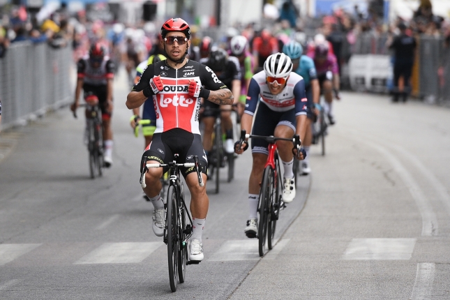 Giro: V ťažkom šprintérskom dojazde vyhral Caleb Ewan, Sagana zastavil stret s bariérou 