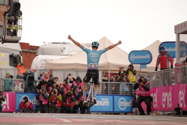 Giro: V prvom horskom dojazde zvíťazil Davide Bais z úniku pred Vackom, Leknessund udržal ružový dres
