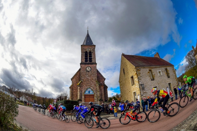 Dwars door Vlaanderen: Závod dokonale zvládl Quick-Step, triumf pro Lampaerta