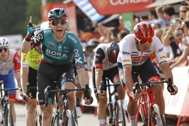 Vuelta: Prvú šprintérsku etapu ovládol Sam Bennett, prešprintoval Pedersena a Merliera, Teunissen novým lídrom
