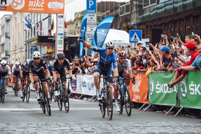 Okolo Slovenska: Šprint v Košiciach vyhral Hodeg a je novým lídrom, Peter Sagan bol druhý, Haring strávil deň v úniku