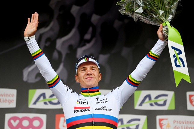 San Sebastian: Evenepoel získal hetrik. Útočil už 73 km pred cieľom, no až po pásku sa nezbavil Bilbaa