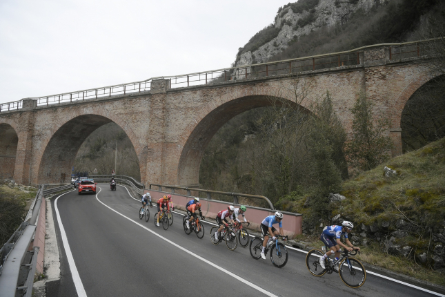 Giro: Po voľnom dni hneď prichádza ťažký dojazd v kopci, Kooij skončil