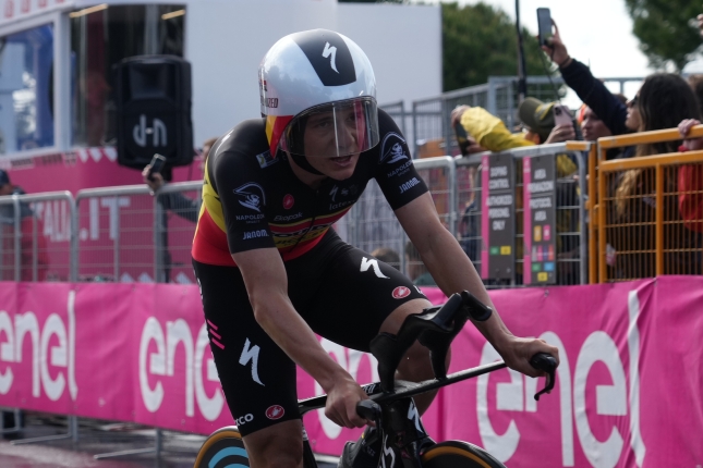 Giro: V ITT s minimálnymi rozdielmi vyhral Evenepoel a vrátil sa do ružového dresu, Thomas sa posunul na druhé miesto v GC