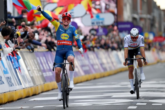 Gent - Wevelgem: Hviezdne zostavy Lidlu a Alpecinu zviedli ultimátny duel. Vo finále Pedersen zlomil Van Der Poela