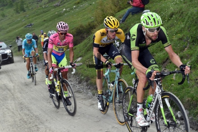 Aru na piedestále, Contador stratil dve minúty, ale maglia rosa udržal