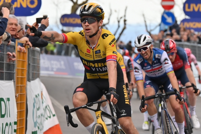 V ťažkej etape Tirrena triumfoval Roglič pred Alaphilippom, Pidcock s Van Aertom sa zrazili