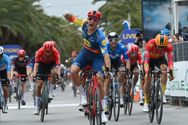 Tirreno - Adriatico skončilo zvlnenou etapou, Milan prešprintoval Kristoffa, Vingegaard potvrdil celkové víťazstvo