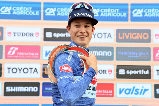 Miláno - San Remo: Pogačar ani Van der Poel sa nezbavili súperov, šprint malej skupiny vyhral Philipsen