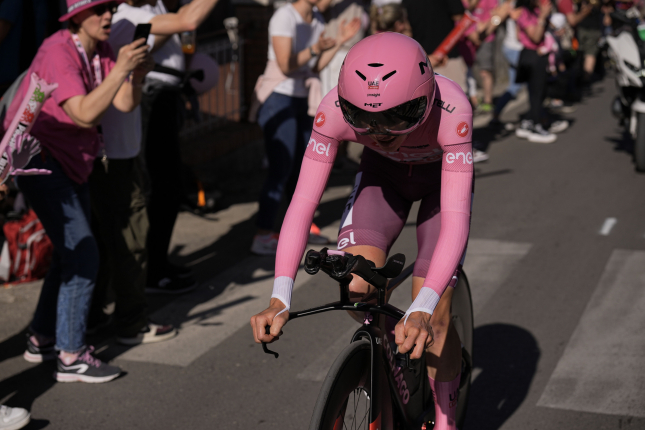 Giro v piatok pokračovalo časovkou s kopcom na konci, Pogačar porazil Gannu