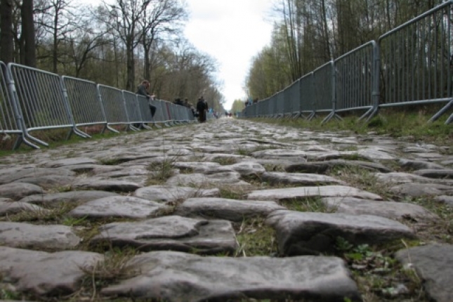 Roubaix: Nenápadný pád a Etixx rozdelili favoritov. Vyhral šokovaný Hayman, Sagan 11.