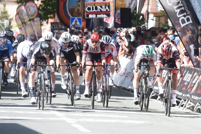Burgos: Druhú etapu vyhral Molano po šprinte, na cieľovej páske hodil lepšie bicykel ako Dainese, novým lídrom Serrano