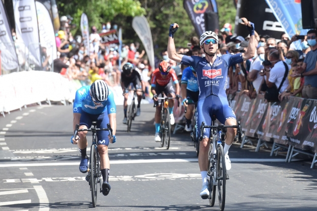 Vuelta a Burgos: V prvý deň sa bojovalo i padalo, odniesol si to aj Bernal, Planckaert prekvapujúcim víťazom