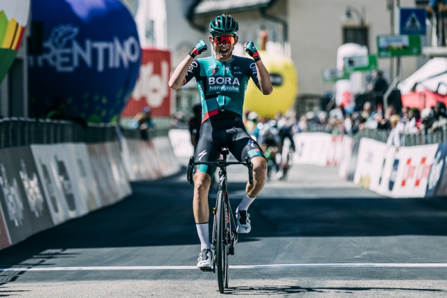 Giro sa presunulo na Etnu, kde zvíťazil Lennard Kämna, do ružového šiel mladý Juan López z Treku