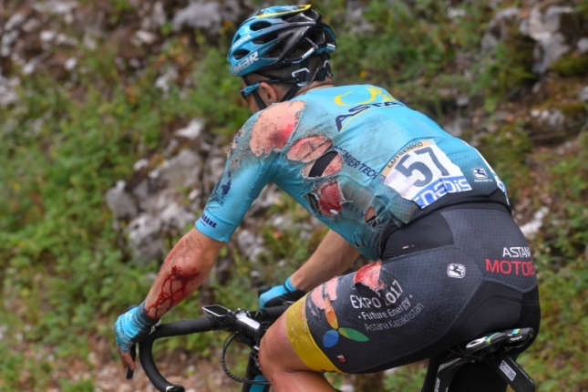Odvrátená tvár cyklistiky: pády a zranenia v sezóne 2017 + videá